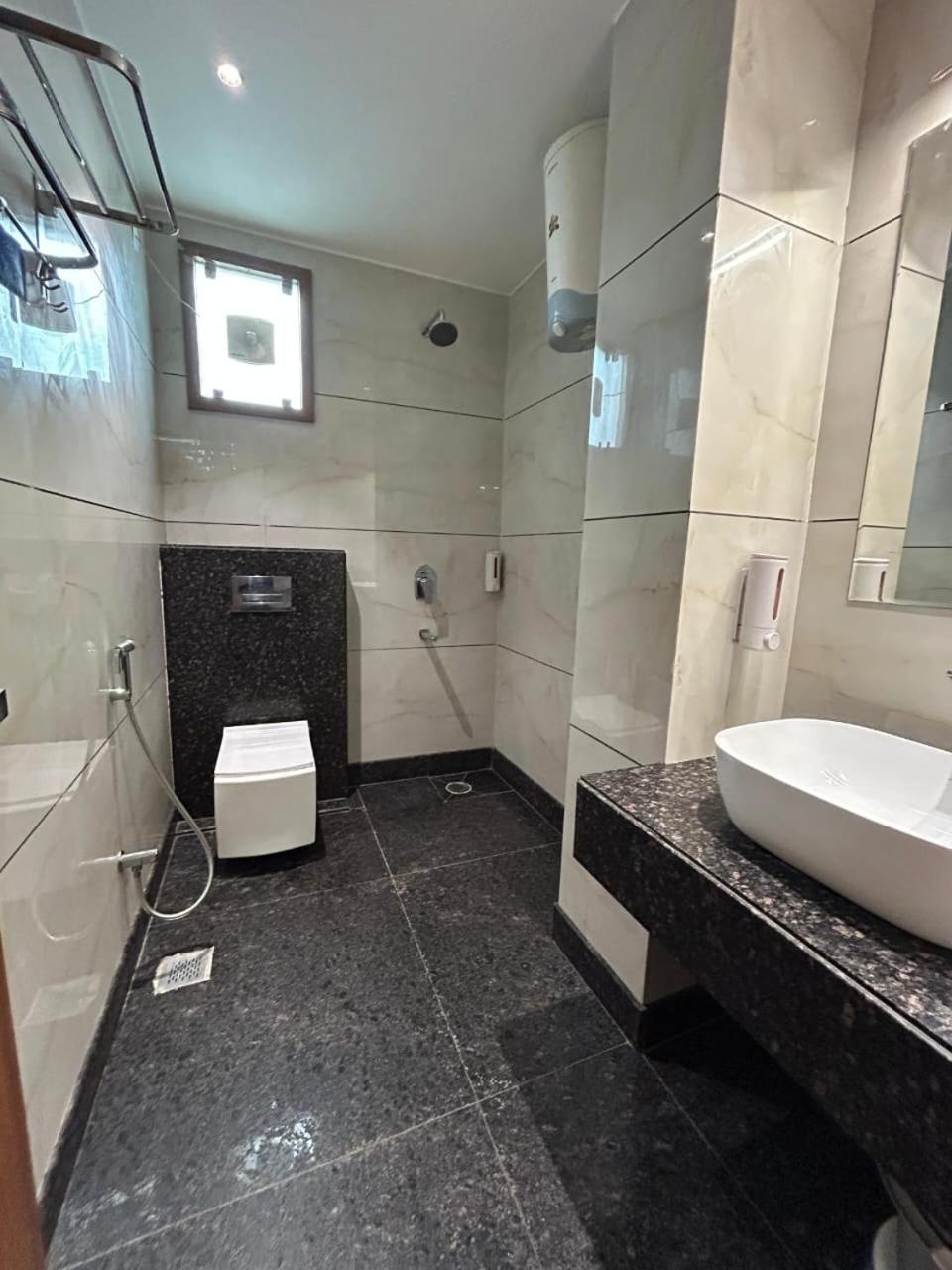 Hotel Swarn Bhoomi กานปูร์ ภายนอก รูปภาพ
